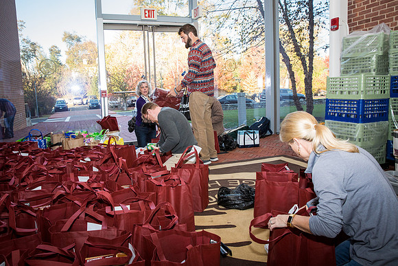 thanksgiving_fooddrive_us_jfess_4523