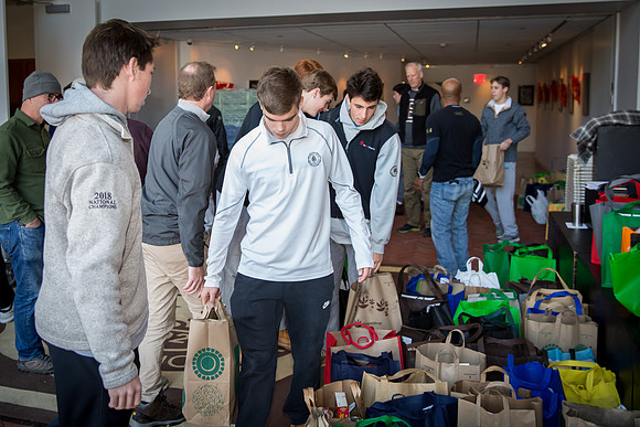 thanksgiving18_fooddrive_us_7918