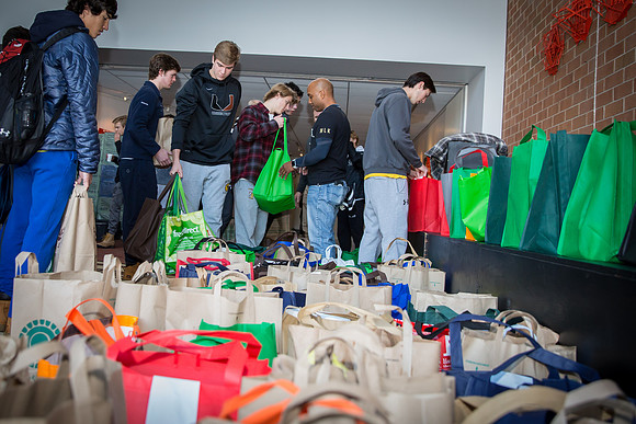 thanksgiving18_fooddrive_us_7925