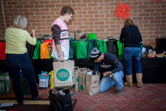 thanksgiving18_fooddrive_us_7992