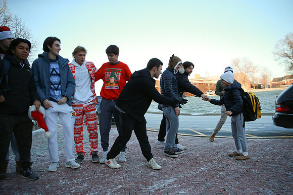 holidays19_handshake_mkras_0074