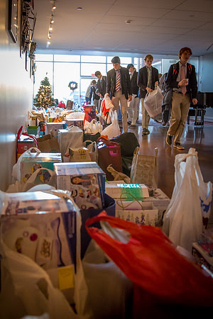 holidaygiftdrive17_us_jfess_0097