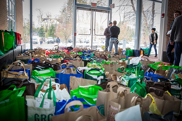 thanksgiving18_fooddrive_us_7985
