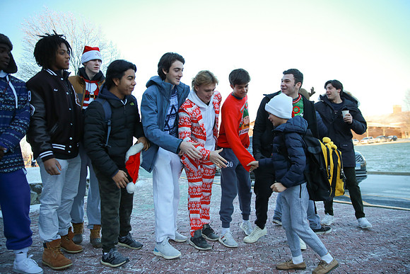 holidays19_handshake_mkras_0078