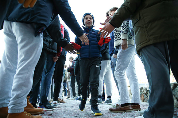 holidays19_handshake_mkras_0103