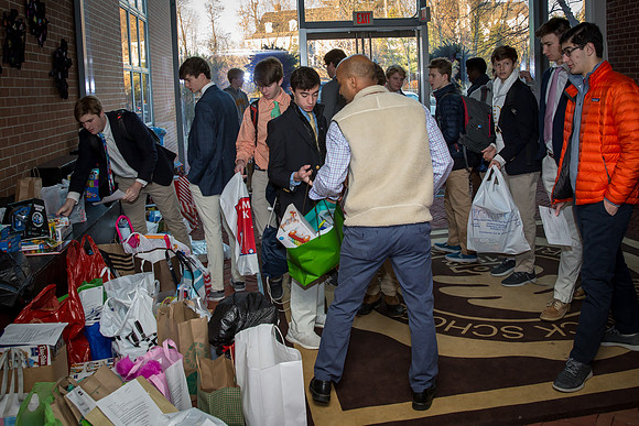 holidaygiftdrive17_us_jfess_0088