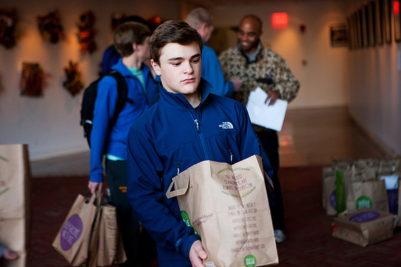 thanksgiving_fooddrive_us_mkras_0047