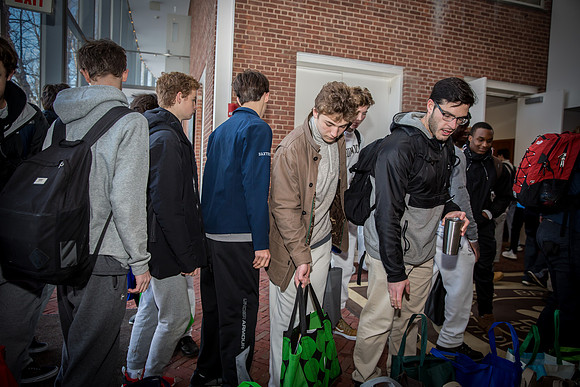 thanksgiving18_fooddrive_us_7939