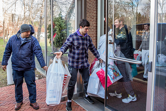 holidaygiftdrive18_us_jfess_2881