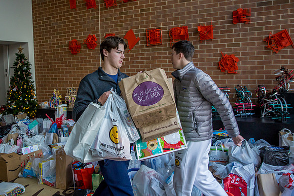 holidaygiftdrive18_us_jfess_2901