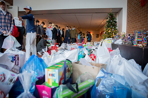 holidaygiftdrive18_us_jfess_2593