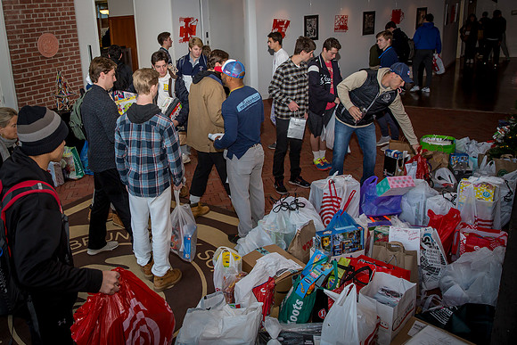 holidaygiftdrive18_us_jfess_2458