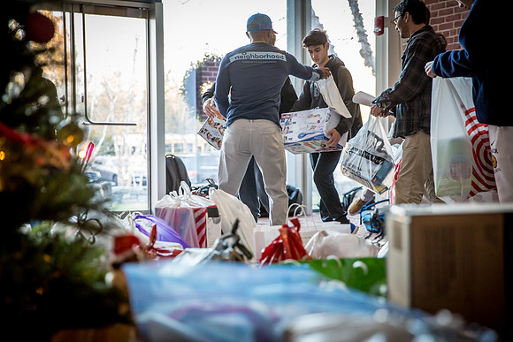 holidaygiftdrive18_us_jfess_2484