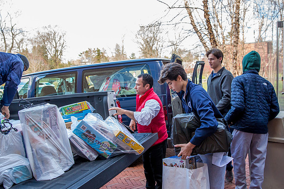 holidaygiftdrive18_us_jfess_2922
