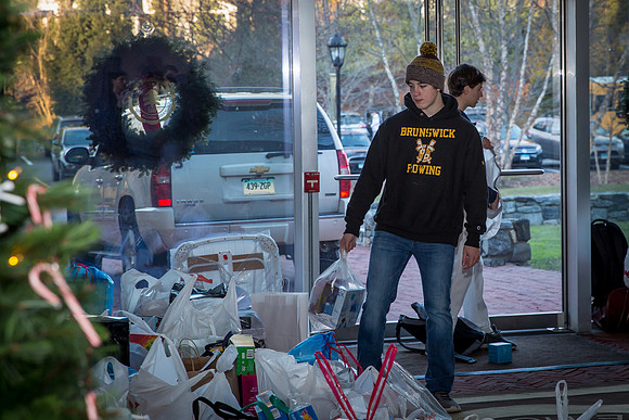 holidaygiftdrive18_us_jfess_2472