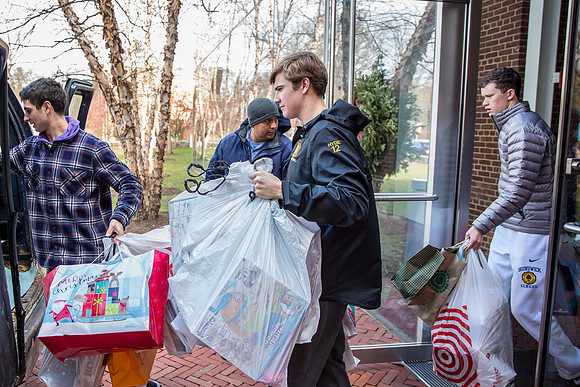 holidaygiftdrive18_us_jfess_2884