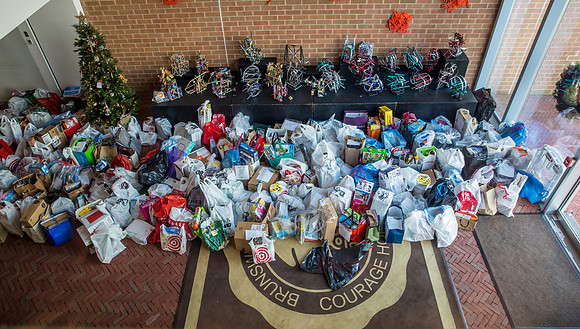 holidaygiftdrive18_us_jfess_2835