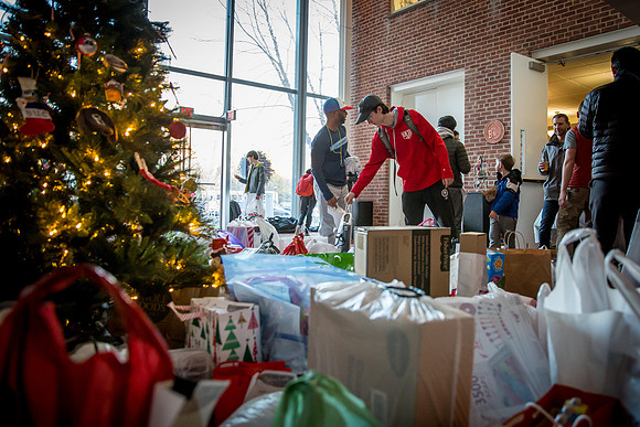 holidaygiftdrive18_us_jfess_2478
