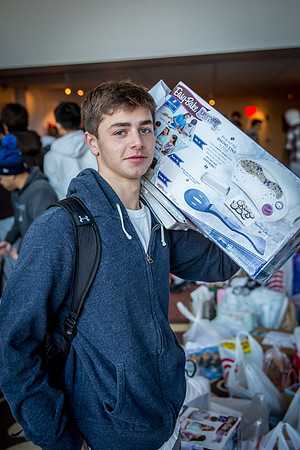 holidaygiftdrive18_us_jfess_2529