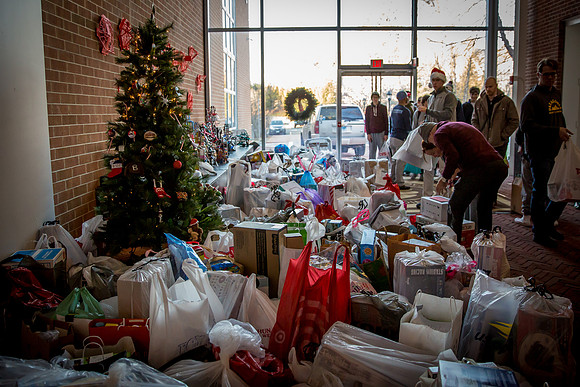 holidaygiftdrive18_us_jfess_2623