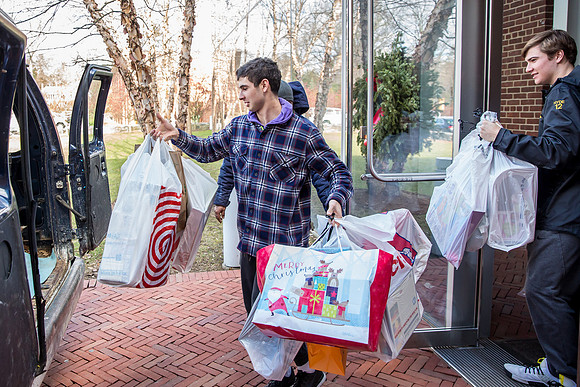 holidaygiftdrive18_us_jfess_2882