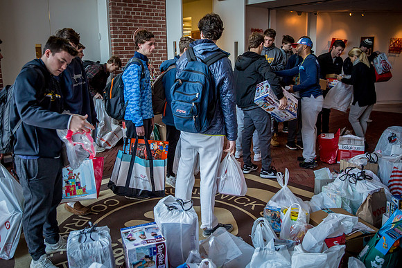 holidaygiftdrive18_us_jfess_2555
