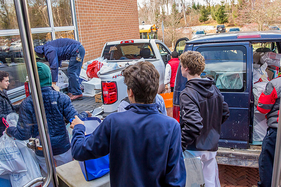 holidaygiftdrive18_us_jfess_2938