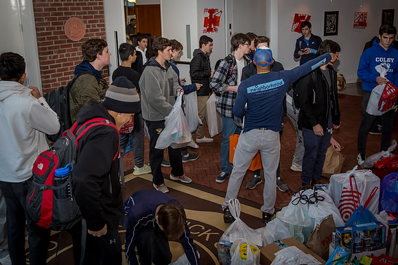 holidaygiftdrive18_us_jfess_2464