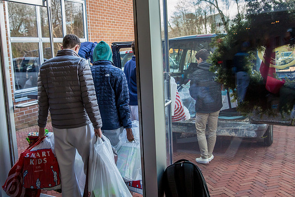 holidaygiftdrive18_us_jfess_2896