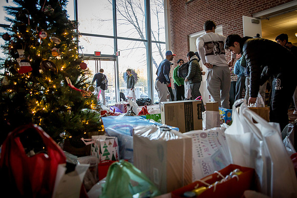 holidaygiftdrive18_us_jfess_2476