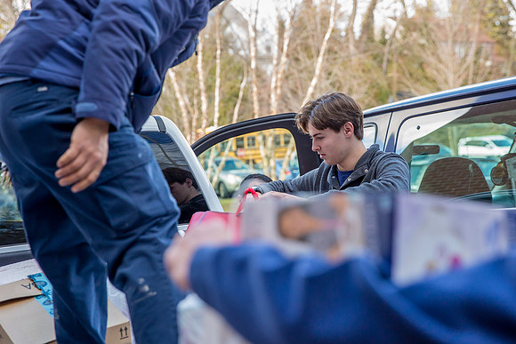 holidaygiftdrive18_us_jfess_2928
