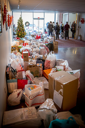 holidaygiftdrive18_us_jfess_2628