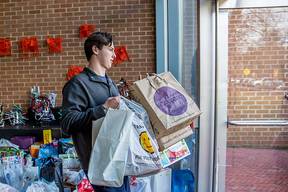holidaygiftdrive18_us_jfess_2904
