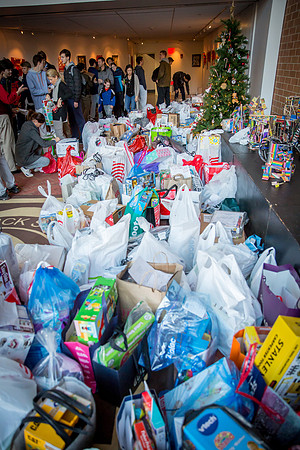 holidaygiftdrive18_us_jfess_2595