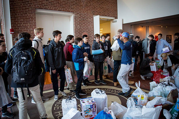 holidaygiftdrive18_us_jfess_2586