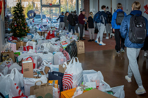holidaygiftdrive18_us_jfess_2627