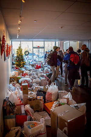 holidaygiftdrive18_us_jfess_2625