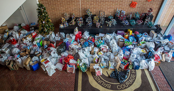 holidaygiftdrive18_us_jfess_2832
