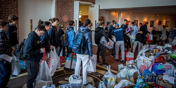 holidaygiftdrive18_us_jfess_2562