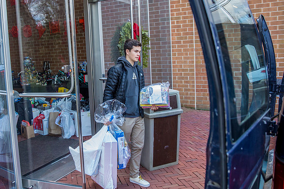 holidaygiftdrive18_us_jfess_2907