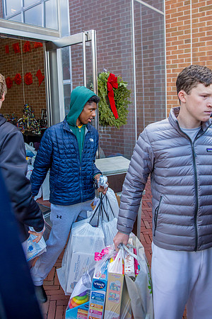 holidaygiftdrive18_us_jfess_2917
