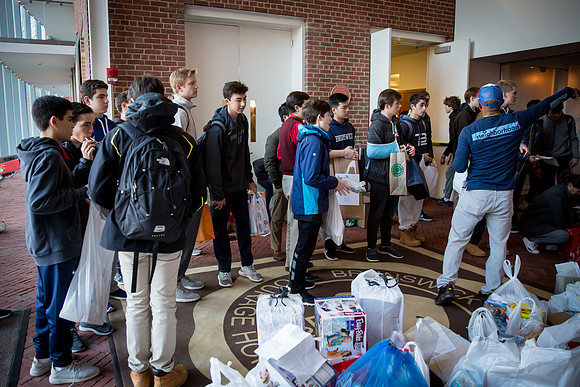 holidaygiftdrive18_us_jfess_2590