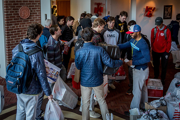 holidaygiftdrive18_us_jfess_2549