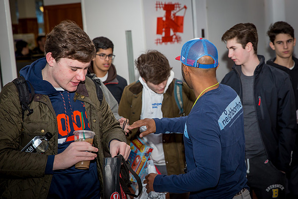 holidaygiftdrive18_us_jfess_2466