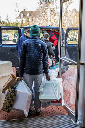 holidaygiftdrive18_us_jfess_2894
