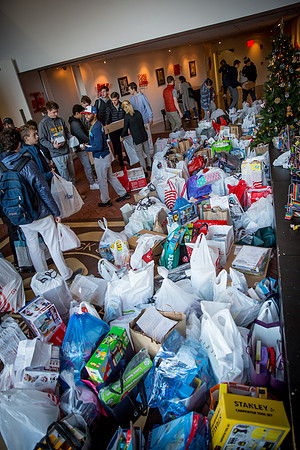 holidaygiftdrive18_us_jfess_2563