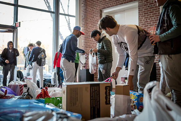 holidaygiftdrive18_us_jfess_2474