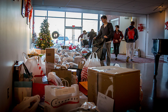 holidaygiftdrive18_us_jfess_2631