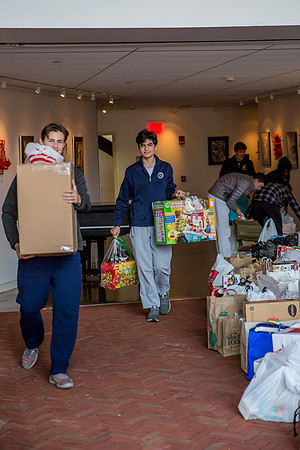 holidaygiftdrive18_us_jfess_2874
