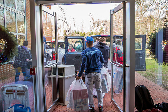 holidaygiftdrive18_us_jfess_2933